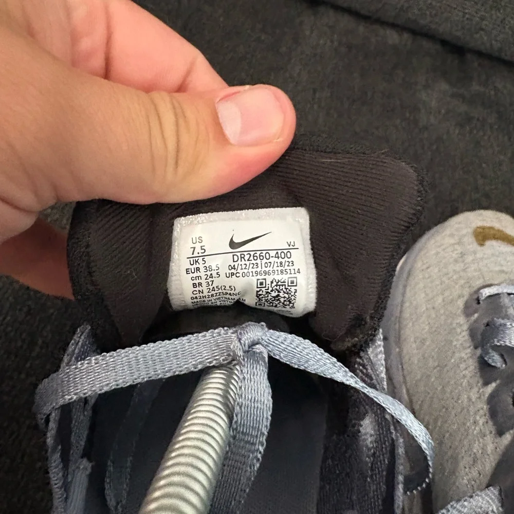 Nike Women's ZoomX Invincible 3 Gray Gold Black Size 7.5 - Picture 7 of 7